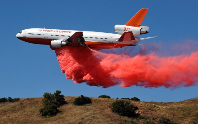 10 Tanker Air Carrier releases their load - Photo: 10 Tanker