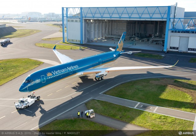 The initial A350 XWB for Vietnam Airlines rolled out of Airbus’ Toulouse paint shop on 6 March 2015, displaying the airline’s updated blue and gold lotus livery