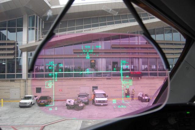 Heads-Up Display on the Dreamliner - Photo: Blaine Nickeson | AirlineReporter