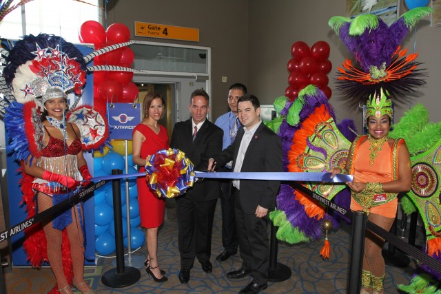 Aruba Tourism Authorty CEO Ronella Tjin Asjoe-Croes, Queen Beatrix International Airport CEO James Fazio, and Southwest Airlines spokesman Dan Landson cut the ribbon on the inaugural AUA to HOU flight. Photo: David Delagarza | AirlineReporter