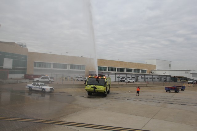 A water cannon salute for the first international arrival at Houston Hobby airport. Photo: David Delagarza | Airlinereporter