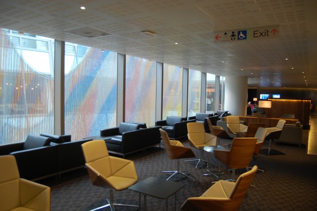 Wide variety of seating offered at the oneworld Business Class Lounge LAX - Photo: Blaine Nickeson | AirlineReporter