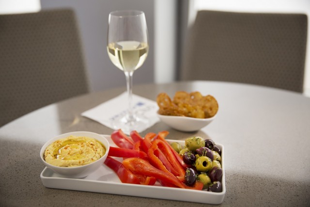 Fresh hummus with pita thins or pretzel crisps along with Greek olives and freshly sliced red bell peppers - Photo: United