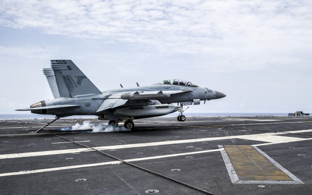 An EA-18G makes an arrested landing on the US Navy Carrier USS George Washington - Photo: U.S. Navy - Mass Communication Specialist 3rd Chris Cavagnaro