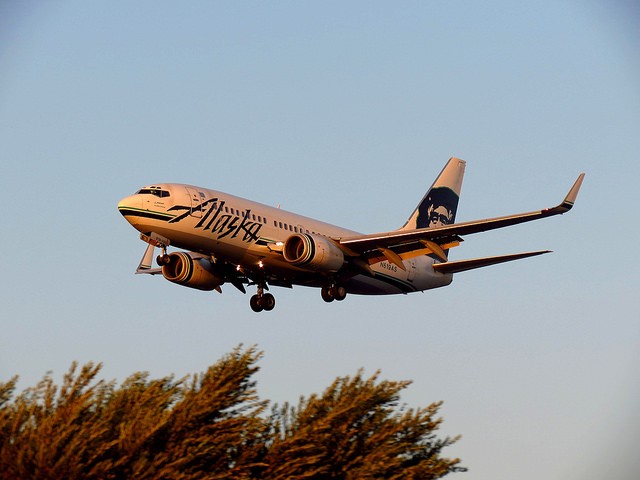 An Alaska Airlines' Boeing 737-700 landing at LAX - Photo: Daniel Betts | Flickr CC