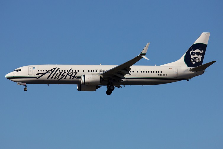 An Alaska Airlines' Boeing 737-900ER landing at LAX - Photo: Carlos Ever | Flickr CC