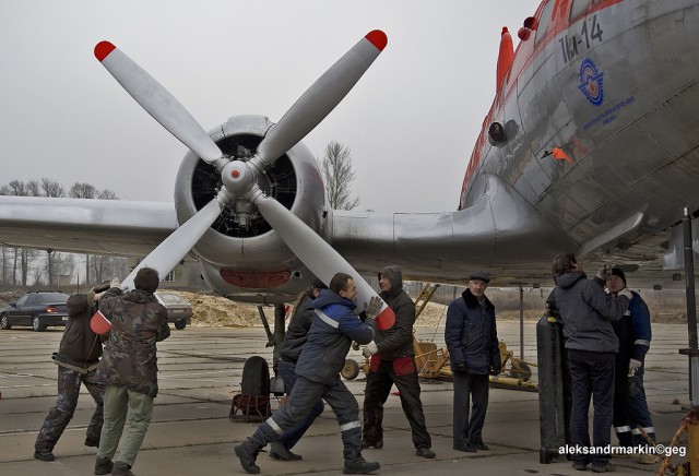Cold cranking an Ilyshilin Il-14 - Photo: Aleksander Markin | Flickr CC