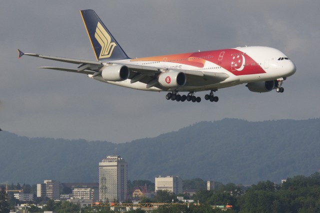 Singapore Airlines Airbus A380-841 (reg: 9V-SKI) landing at Zurich - Photo: Aero Icarus | FlickrCC