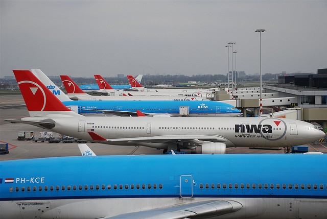 Northwest Airlines birds sit at Amsterdam - Photo: Aero Icarus | Flickr CC