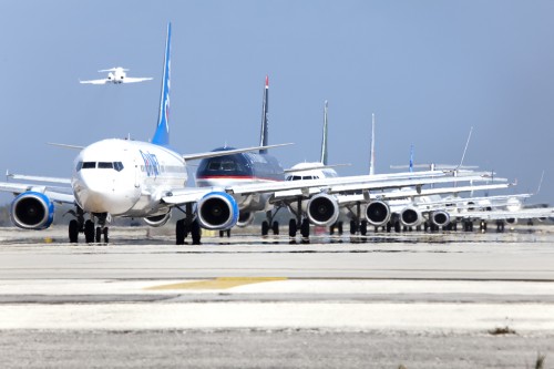 Line up of planes at FLL - Photo: Maarten Visser | Flickr CC
