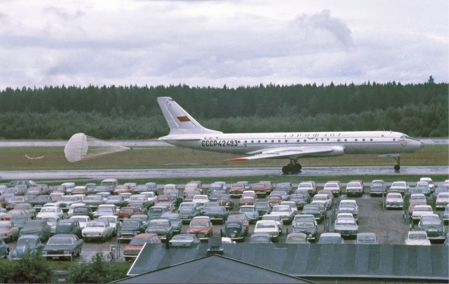 Don't we all wish modern planes had drag chutes? The early Tu-104s did. Photo - Lars Sà¶derstrà¶m