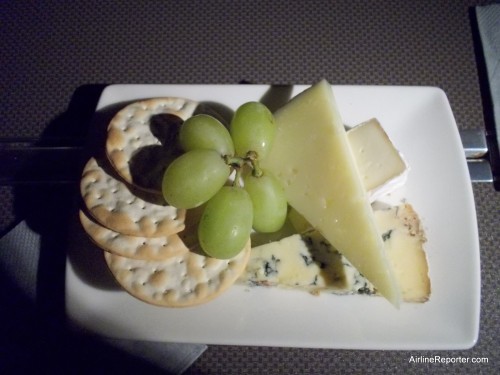 Some cheese and crackers to round out the meal - Photo: