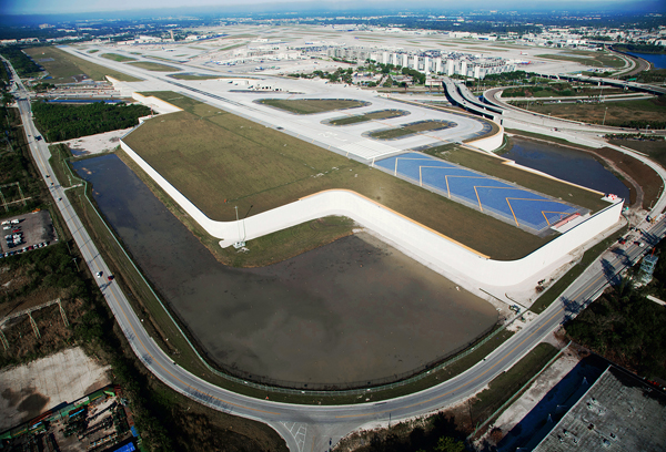Aerial photo of the airport - Photo: FLL
