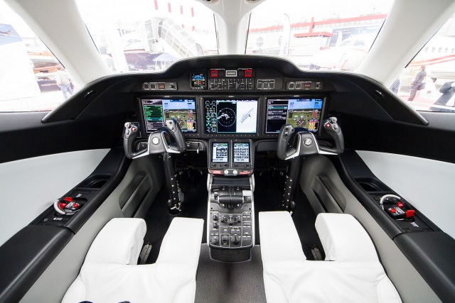 The very smart looking cockpit with eh Garmin G300 avionics suite Photo: Jacob Pfleger | AirlineReporter