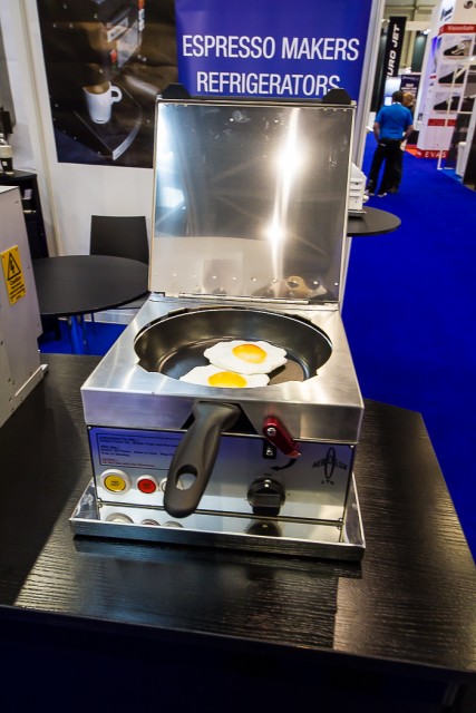Fried eggs on a plane? No problem thanks to Aeroluxs' unique in-flight pan design Photo: Jacob Pfleger | AirlineReporter