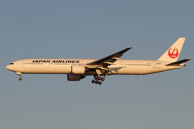 JAL Boeing 777-300ER landing in Haneda - Photo: Kentaro IEMOTO | Flickr CC