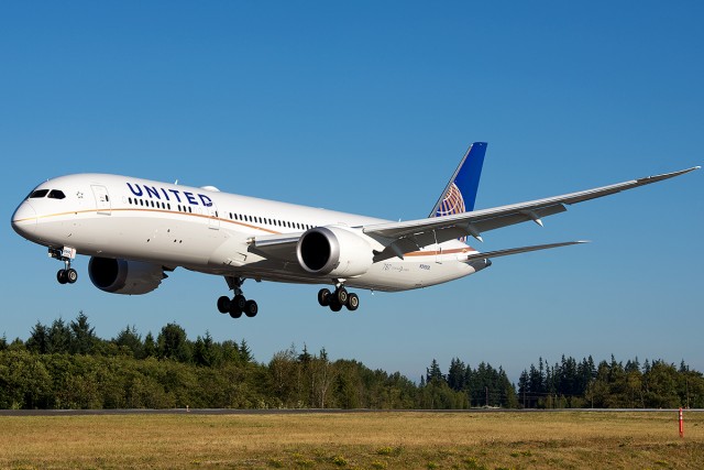 A United 787-9 touching down at Paine Field - Photo: Bernie Leighton | AirlineReporter