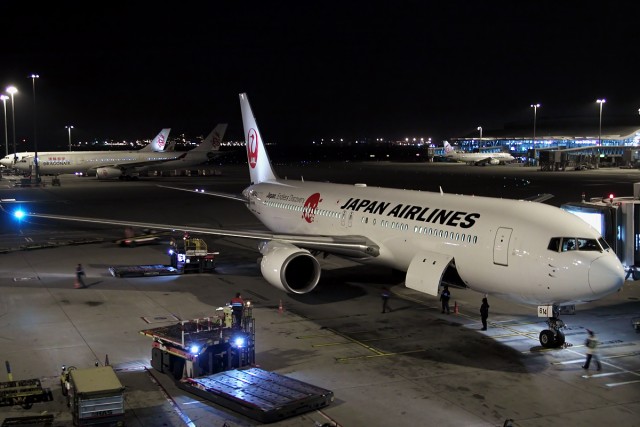 Rampers in Hong Kong open up this pretty JAL 767: Photo: Flickr CC | sergeykustovjal