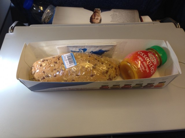 A simple but sufficient snack on the two hour flight Photo: Jacob Pfleger | AirlineReporter