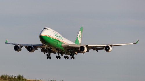 An EVA 747-400 coming in for landing - Photo: Woody Images | FlickrCC