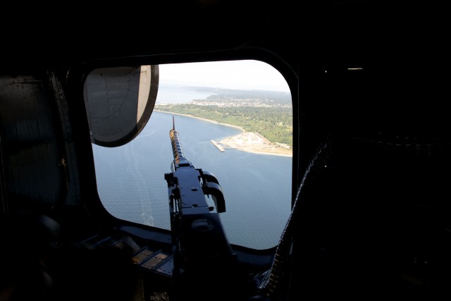 Not ever day you can pretend to be a waist gunner. - Photo: Bernie Leighton | AirlineReporter