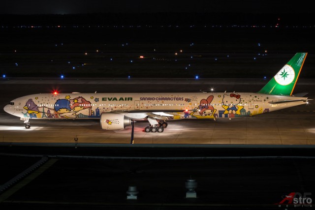 Our EVA Air Hello Kitty 777-300ER leaving houston close to 2:00am - Photo: Nathan Moeller/Astro95 Media (@Astro95Media on Twitter)