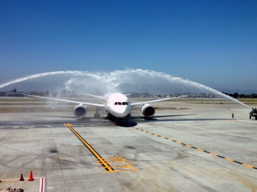 Welcoming water cannon salute for the 787 - Photo: Michael Restivo | AirlineReporter