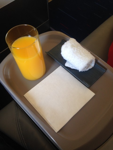 A glass of orange juice and a fragrant cold towel. - Photo: Jacob Pfleger | AirlineReporter