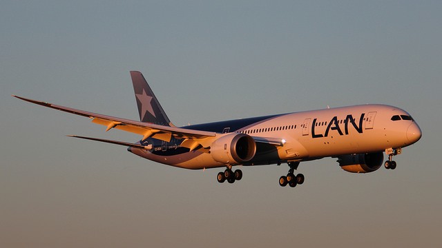 A LAN 787-9 Dreamliner coming in for a landing - Photo: Wood | FlickrCC