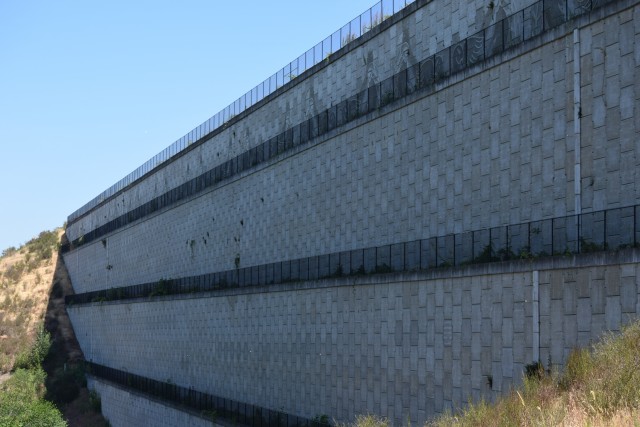 The retaining wall at the south end of 16R/34L - Photo: Lauren Darnielle |AirlineReporter