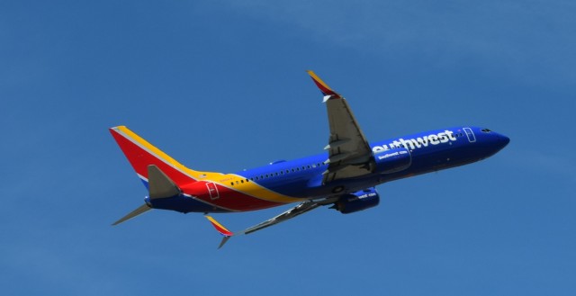 A Southwest 737-800 takes off from 34R. - Photo: Lauren Darnielle | AirlineReporter