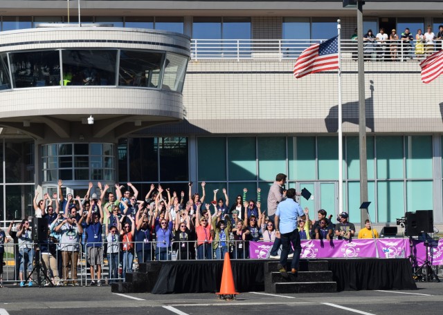 Chris Cashman and Fred Northup Jr. warm up the crowd - Photo: Lauren Darnielle | AirlineReporter