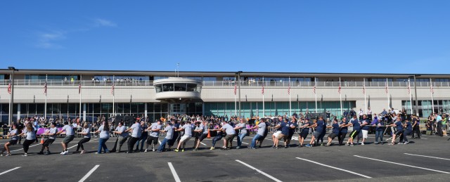 Both teams were needed to get the plane moving - Photo: Lauren Darnielle | AirlineReporter