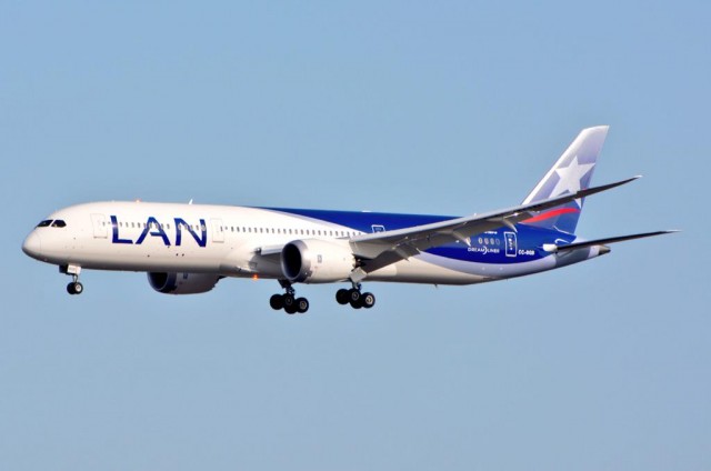 A LAN 787-9 Dreamliner landing at JFK - Photo: Jason Rabinowitz