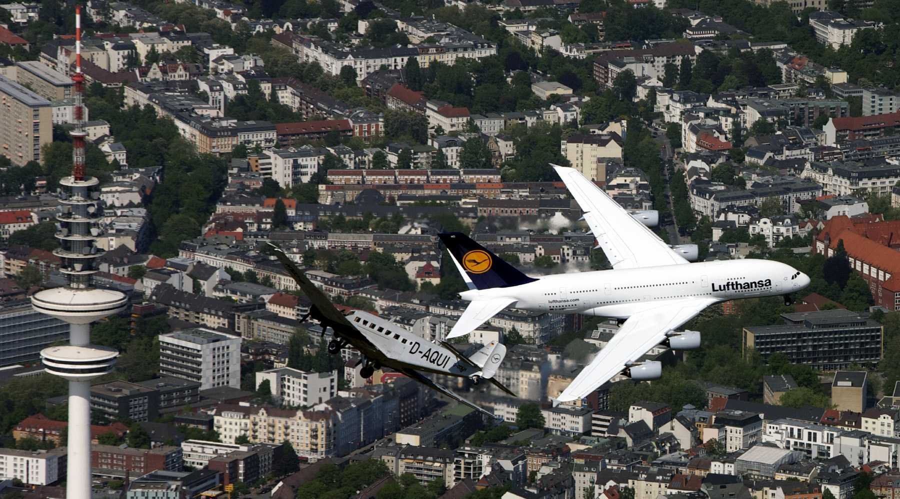 This photo shows the size difference between the Ju-52 and A380. Taken over Hamburg in 07/11 - Photo: Lufthansa