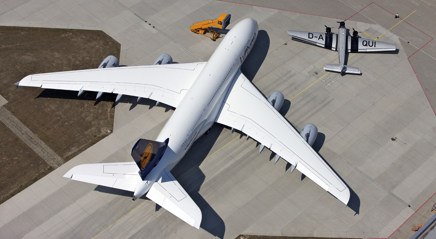 Commercial aviation has changed just a bit. The Ju-52 parked next to an Airbus A380 - Photo: Lufthansa