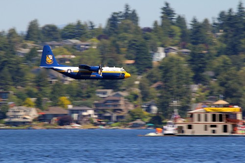 Fat Albert flying over Lake Washington - Photo: Clemens Vasters | FlickrCC