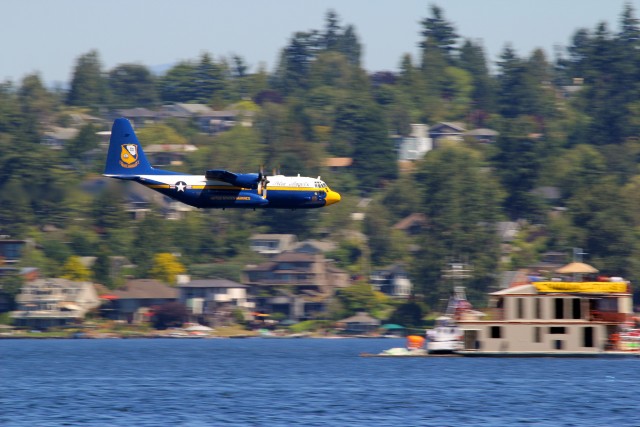 Fat Albert flying over Lake Washington - Photo: Clemens Vasters | FlickrCC