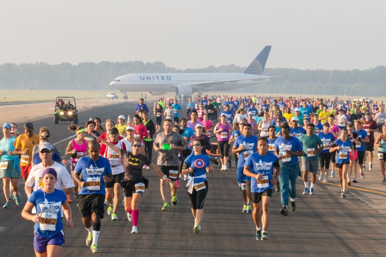 IAD runners and United 777. Photo: J. David Buerke for Metropolitan Washington Airports Authority