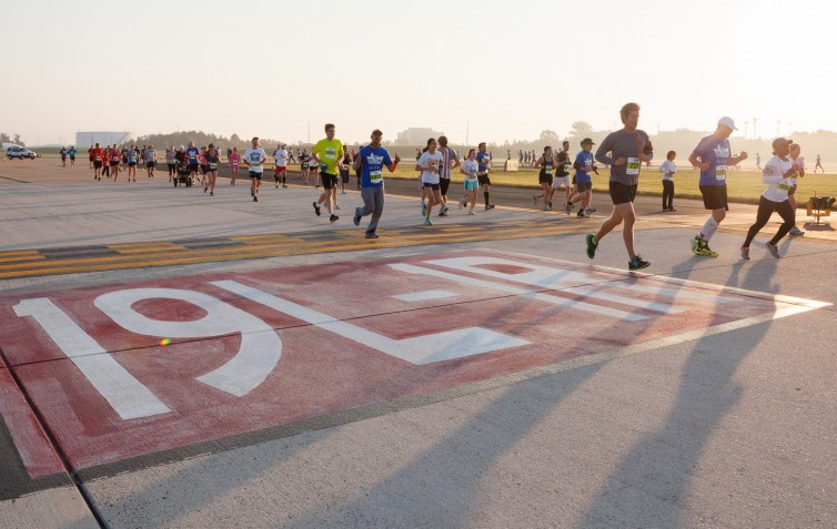 Runners cross the threshold of IAD's 19L. Photo: J. David Buerke for Metropolitan Washington Airports Authority