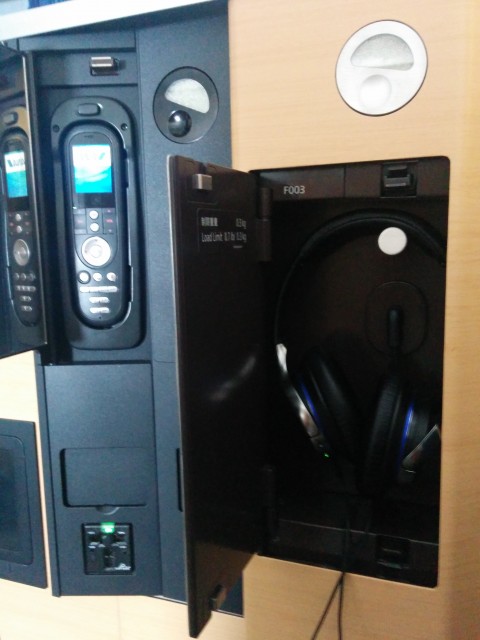Even the headphones have their own little compartment - Photo: David Delagarza | AirlineReporter