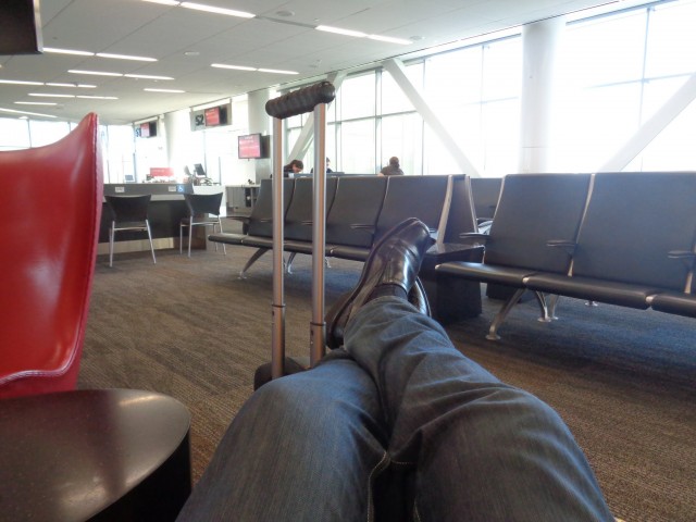 Making myself comfy while waiting in San Francisco.  Photo: Mal Muir | AirlineReporter.com