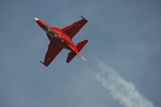 A YAK-130 trainer shows off its very nimble platform at MAKS. Photo: Kris Hull | AirlineReporter