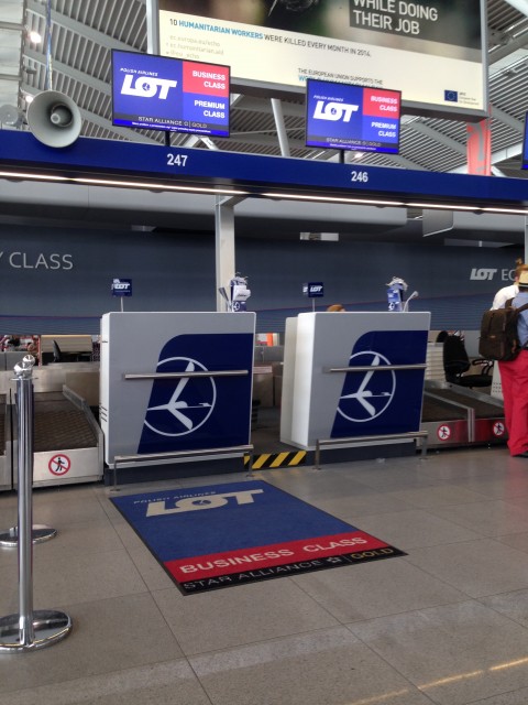 The temporary business class check-in at Warsaw Photo: Jacob Pfleger | AirlineReporter