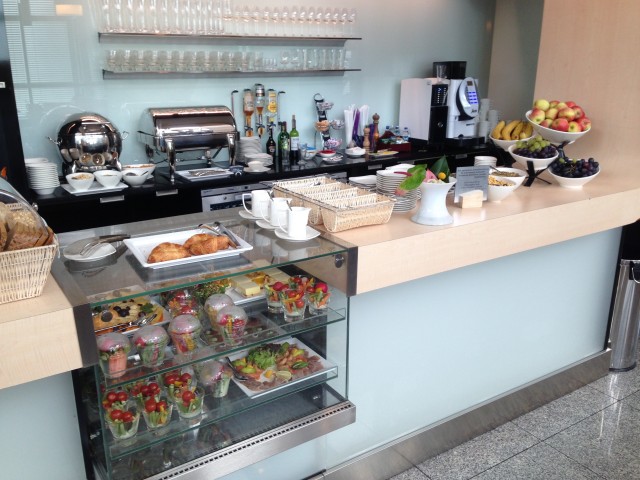 A wide selection of food and beverages is available in the business lounge Photo: Jacob Pfleger | AirlineReporter