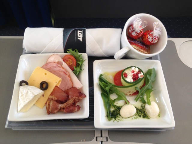 A generous meal for a 01:15 flight time. Photo: Jacob Pfleger | AirlineReporter