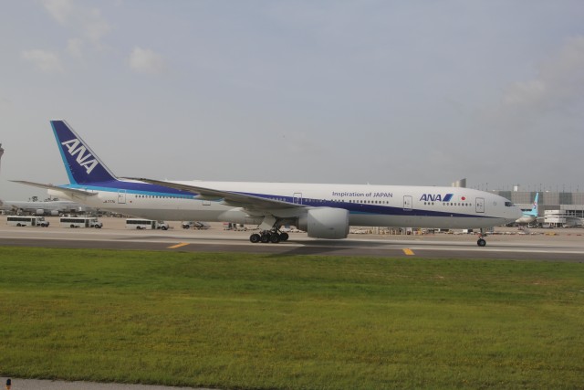 ANA 777-300ER at Houston IAH - Photo: David Delagarza | AirlineReporter
