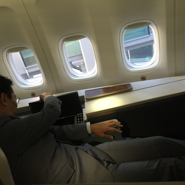 Korean Executive VP Walter Cho checking out the amenities - Photo: Colin Cook |AirlineReporter