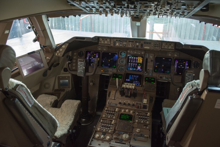 Flightdeck of the Lufthansa 747-400 - Photo: Jason Rabinowitz