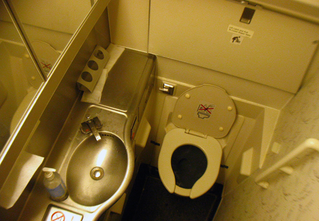 A lavatory on a United Boeing 747-400. Notice the handles - Photo: brownpau | FlickrCC